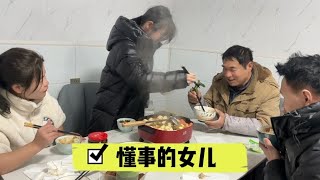 外地儿媳刚到家，奶奶也接回来住了，公公看到儿媳太辛苦都心疼了