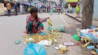 সিলেটের  জিন্দাবাজারে রাস্তায় থেকে উতকৃষ্ট ফেলে দেওয়া খাবার খাচ্ছে এক ক্ষুধার্ত মহিলা।