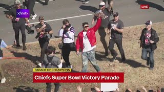 Patrick Mahomes, Travis Kelce celebrate with Chiefs fans at victory parade