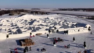 Canada, perdersi nel bianco: dentro il labirinto di neve più grande del mondo