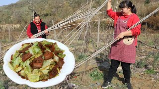 Brother-in-law helps work, sister Xia fries cabbage at home