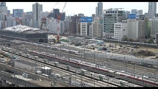 建設中の山手線新駅前を走り抜けていく上野東京ライン常磐線下り特急E657系