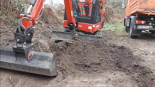 Arbeiten mit einem Minibagger Kubota KX19.4 und Multicar M30