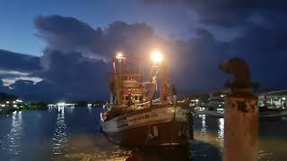 โยงเรือประมง ในแม่น้ำปัตตานี เทียบท่าเรือประมงสะพานปลา เมืองปัตตานี