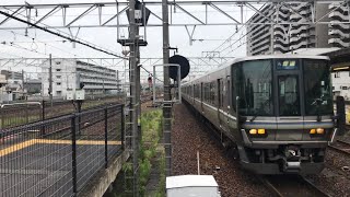 物凄い勢いで草津駅3番のりばに入線する普通（高槻から快速）加古川行き