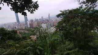 象山親山步道 Part III - 象山峯( Xiangshan Peak）至臺北市立療養院：象山峯是象山頂峰，海拔184公尺，自象山峯下行永春岡平台，穿過象山一線天與大岩壁，來到市立療養院登山口。