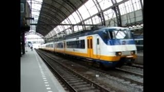 アムステルダム中央駅に到着する列車(Train Arrival at Amsterdam Central Station)