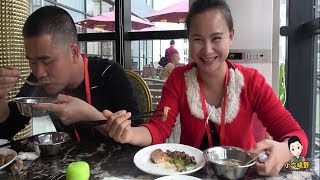 四哥說酒店的扣肉好吃，五哥連吃3塊扣肉，九妹為減肥不敢吃多【小六搞野】