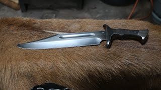 Forging a 26 cm bowie knife, the complete movie.
