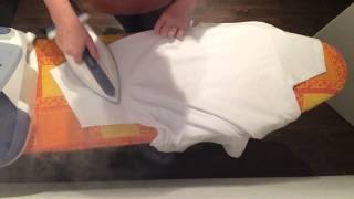 Het leren strijken van een T-shirt/ironing learning a T-shirt (2)