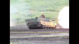 富士総合火力演習２０１７（予行）１０式戦車　目の前で後退蛇行射撃！