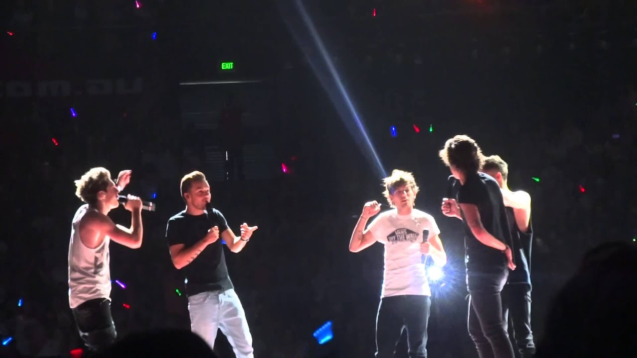 One Direction (1D) Singing The "Friends" Theme Song - YouTube