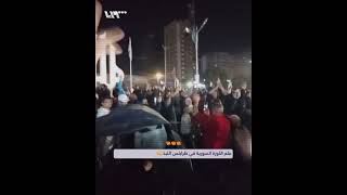 علم الثورة السورية في طرابلس اللبنانية وسط احتفالات عارمة بعد سيطرة فصائل المعارضة على حمص