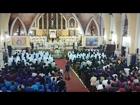 Umat Bernyanyi Lantang Lagu Bapa Kami👉Misa Requiem Uskup Sensi Di ...