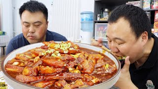 A Qiang’s friend came as a guest and made sweet and sour pork ribs and braised fish