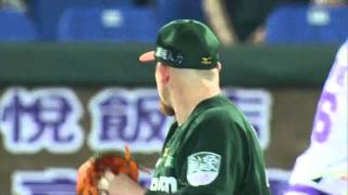 09/17 統一 vs 義大 五局下，鄧志偉精采美技接殺，魚躍式飛撲，沒收張建銘的平飛球