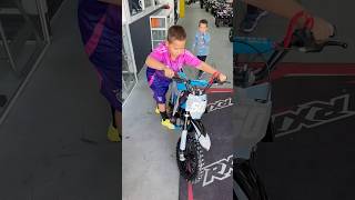 Niño arranca su moto 😍 Minicross 49cc RXF Roan 👉🏾Motosapollo.com #minimoto #roan #paraniños