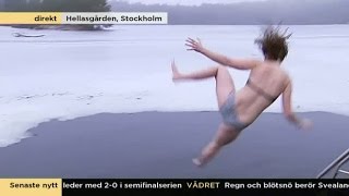 Här halkar TV4-reportern rakt ner i isvattnet