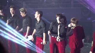 141108 SS6 HK Kyuhyun accidentally hitting Siwon