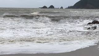 台風一過直後の佐津海水浴場