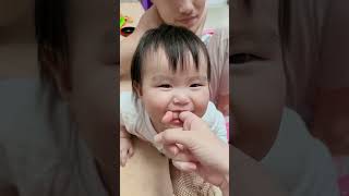 你们家小朋友吃手吗？吃别人的手吗？ #人类幼崽有多可爱 #一身反骨的人类幼崽 #温馨画面 #baby #funnybaby #smartbaby #shortbaby  #cute