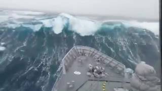 Un navire de l'armée pris dans des vagues aussi hautes qu'un immeuble
