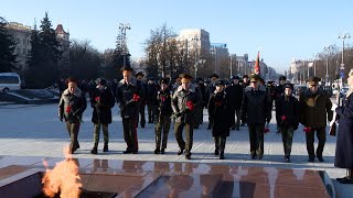 Возложение цветов к монументу Победы