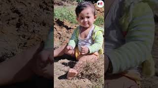 इस बेबी कि मासुम्यता को देख कर किसी का भी दिल दहल जाएगा।।🥱🤔#baby playing soil #shorts 🥱