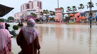 Malaysian towns flooded as tens of thousands forced to flee rising waters | AFP