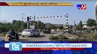 Valsad: Laborer seen coloring Dungri crossing without any safety, questions arises on authorities