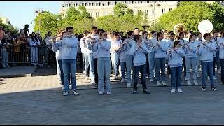 Arrivée des choristes sous l'Arc de Triomphe