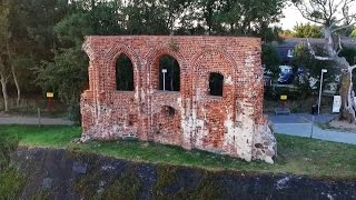 Ruiny kościoła i plaża w Trzęsaczu z lotu ptaka