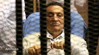 الرئيس المصري السابق حسني مبارك  يمثل أمام المحكمة...