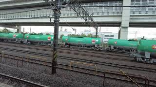 春雨に煙るJR根岸駅のタンク車輛列と通過する美人車掌（凡そ10分後）