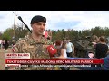 tūkstošiem cilvēku madonā vēro militāro parādi