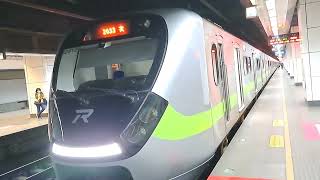 122次潮州發車開往基隆的PPE1021單電豬PP電頭+十二節PP車廂+PPE1020單電豬PP電頭PP自強號，2033次七堵發車開往彰化的銀綠色微笑號EMU900型十輛一編組EMU912區間快車