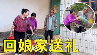 小丽和婆婆拉一车礼品回娘家，幽默老爸和婆婆一来一回，太搞笑【姑嫂一家亲】