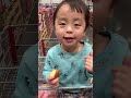 【会長３歳】コストコ試食　 コストコ リンゴ キウイ 試食 0歳 １歳 2歳 3歳 赤ちゃん short shorts