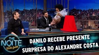 Danilo recebe ovo de páscoa e um presente surpresa do Alê Costa | The Noite (14/04/17)