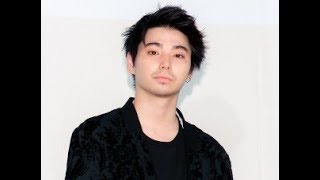 俳優の村上虹郎と女優の芋生悠が29日、都内で行われた映画『ソワレ』完成報告会に豊原功補、外山文治監督と共に出席。村上が、プロデューサーとして制作に携わる豊原と小泉今日子が“専用ドライバー”として迎えに