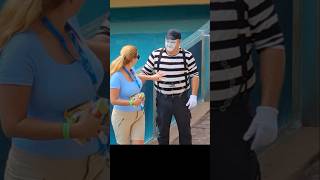 The mime Tom enchanted by this woman 😍❤️😂🤣 #tomthemime #seaworldmime #seaworldorlando #funny