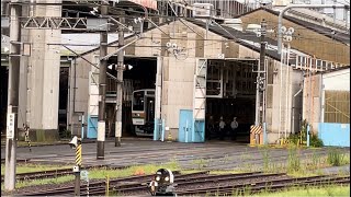 本日、大宮総合車両センターで全般検査中の国鉄211系3000番台ﾀｶA61編成がOM構内6番建屋内で貫通扉を開けて作業をしていました。（2023.8.9.13:28）