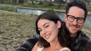 Gracie Abrams: What is like to have famous parents?