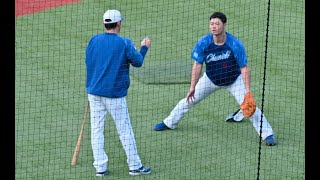 【中日】荒木コーチに指導を受ける細川は試合前にも1塁の守備練習をしている