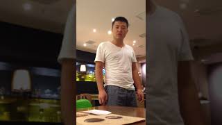 中国人的中文说得像老外。 Chinese guy speaks chinese like foreigners.