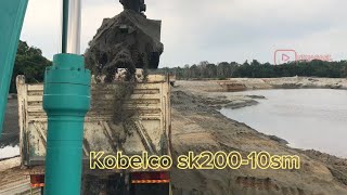 พามาชมมุมมองข้างหัวเก๋งในการตักทรายใส่ดัมพ์ของเจ้า KOBELCO SK200-10Sm