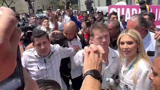 Chaotic Scene Canelo Mobbed By Fans Throughout The City EsNews Boxing