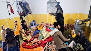 Nomadic life: the sudden entry of the woman's mother into her son-in-law's room and family tensions