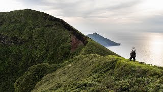 東京の忘れられた火山島を探検クレーターの奥深くで見つけたものを信じられない