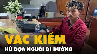 Vác kiếm ra quốc lộ hù dọa người đi đường